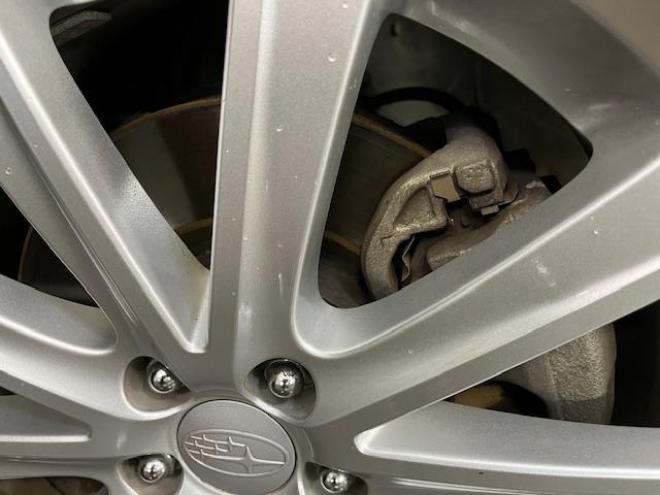 レガシィワゴン２．５ｉ　アイサイト　Ｓパッケージ　本州仕入　禁煙車　衝突軽減システム　純正１８インチＡＷ＋新品夏タイヤ　純正１７ＡＷ＋スタッドレスタイヤ付　ストラーダＨＤＤナビ（ＣＤ＆ＤＶＤ再生　フルセグ地デジ　Ｂｌｕｅｔｏｏｔｈ）＋バックカメラ　純正ブラックハーフレザーシート　クルーズコントロール　車線逸脱警報　アイドリングストップ　両席パワーシート　横滑り防止装置　ＰＵＳＨスタート　スマートキー　ＨＩＤヘッドライト　ＥＴＣ 4WD 2500 5Dr