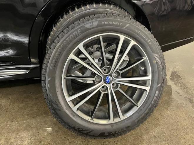 レガシィワゴン２．５ｉ　アイサイト　Ｓパッケージ　本州仕入　禁煙車　衝突軽減システム　純正１８インチＡＷ＋新品夏タイヤ　純正１７ＡＷ＋スタッドレスタイヤ付　ストラーダＨＤＤナビ（ＣＤ＆ＤＶＤ再生　フルセグ地デジ　Ｂｌｕｅｔｏｏｔｈ）＋バックカメラ　純正ブラックハーフレザーシート　クルーズコントロール　車線逸脱警報　アイドリングストップ　両席パワーシート　横滑り防止装置　ＰＵＳＨスタート　スマートキー　ＨＩＤヘッドライト　ＥＴＣ 4WD 2500 5Dr