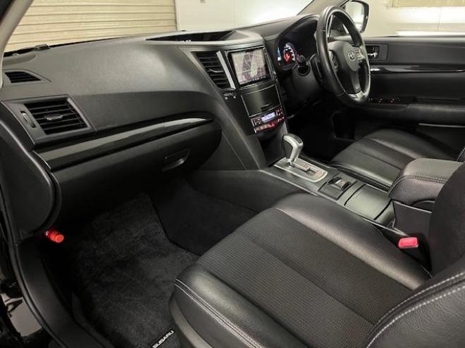 レガシィワゴン２．５ｉ　アイサイト　Ｓパッケージ　本州仕入　禁煙車　衝突軽減システム　純正１８インチＡＷ＋新品夏タイヤ　純正１７ＡＷ＋スタッドレスタイヤ付　ストラーダＨＤＤナビ（ＣＤ＆ＤＶＤ再生　フルセグ地デジ　Ｂｌｕｅｔｏｏｔｈ）＋バックカメラ　純正ブラックハーフレザーシート　クルーズコントロール　車線逸脱警報　アイドリングストップ　両席パワーシート　横滑り防止装置　ＰＵＳＨスタート　スマートキー　ＨＩＤヘッドライト　ＥＴＣ 4WD 2500 5Dr