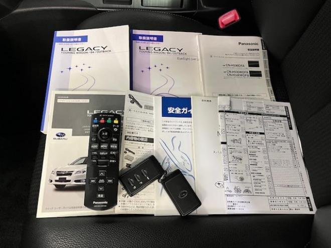 レガシィワゴン２．５ｉ　アイサイト　Ｓパッケージ　本州仕入　禁煙車　衝突軽減システム　純正１８インチＡＷ＋新品夏タイヤ　純正１７ＡＷ＋スタッドレスタイヤ付　ストラーダＨＤＤナビ（ＣＤ＆ＤＶＤ再生　フルセグ地デジ　Ｂｌｕｅｔｏｏｔｈ）＋バックカメラ　純正ブラックハーフレザーシート　クルーズコントロール　車線逸脱警報　アイドリングストップ　両席パワーシート　横滑り防止装置　ＰＵＳＨスタート　スマートキー　ＨＩＤヘッドライト　ＥＴＣ 4WD 2500 5Dr