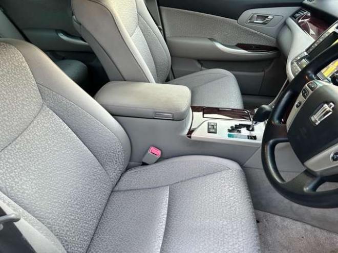 クラウンロイヤル 3.0 ロイヤルサルーン i-Four 4WD　スペシャルパッケージ 3000