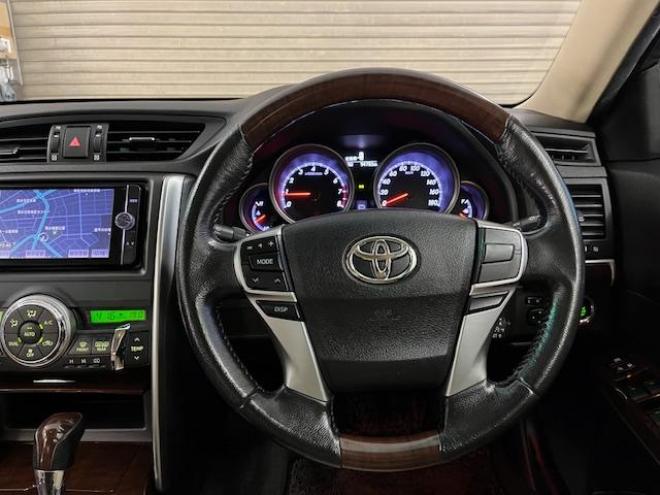 マークXプレミアム　Ｆｏｕｒ　本州仕入　寒冷地仕様　禁煙車　ＷＡＫＯＳバリアスコーティング済　純正１６インチＡＷ　純正１６ＡＷ＋スタッドレスタイヤ付　純正ナビ（フルセグ地デジ　ＤＶＤ再生　Ｂｌｕｅｔｏｏｔｈ対応）＋バックカメラ　純正ハーフレザーシート　前後ドライブレコーダー　クルーズコントロール　ＰＵＳＨスタート　スマートキー　ミラーヒーター　両席パワーシート　タイミングチェーン車　ＨＩＤヘッドライト　横滑り防止装置　ＥＴＣ 4WD 2500 4Dr