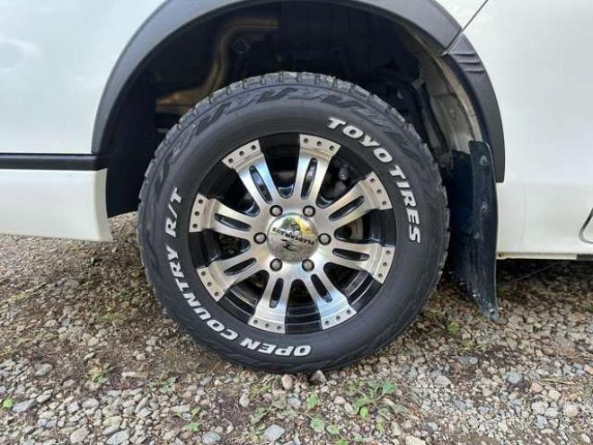 キャラバンNV350 2.5 DX スーパーロングボディ ワイド ハイルーフ ディーゼルターボ 4WD　キャンピングカー　ソーラー充電&走行充電　バッテリーモニター　ツインサブバッテリー　FFヒーター　冷蔵庫　電子レンジ　後席モニター　ETC　換気扇　社外アルミ 2500