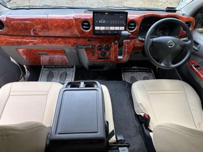 キャラバンNV350 2.5 DX スーパーロングボディ ワイド ハイルーフ ディーゼルターボ 4WD　キャンピングカー　ソーラー充電&走行充電　バッテリーモニター　ツインサブバッテリー　FFヒーター　冷蔵庫　電子レンジ　後席モニター　ETC　換気扇　社外アルミ 2500