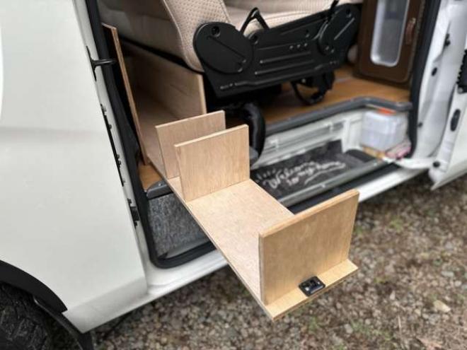 キャラバンNV350 2.5 DX スーパーロングボディ ワイド ハイルーフ ディーゼルターボ 4WD　キャンピングカー　ソーラー充電&走行充電　バッテリーモニター　ツインサブバッテリー　FFヒーター　冷蔵庫　電子レンジ　後席モニター　ETC　換気扇　社外アルミ 2500