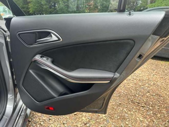 ベンツCLAクラス CLA250 4マチック 4WD　パワステ　パワーウィンドウ　純正ナビ　純正アルミ　ABS　キーレス　ETC　クルーズコントロール　横滑防止装置　シートヒーター　電動シート　バックカメラ　盗難防止装置 正規輸入車 2000