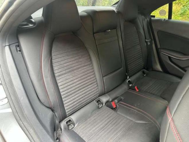 ベンツCLAクラス CLA250 4マチック 4WD　パワステ　パワーウィンドウ　純正ナビ　純正アルミ　ABS　キーレス　ETC　クルーズコントロール　横滑防止装置　シートヒーター　電動シート　バックカメラ　盗難防止装置 正規輸入車 2000