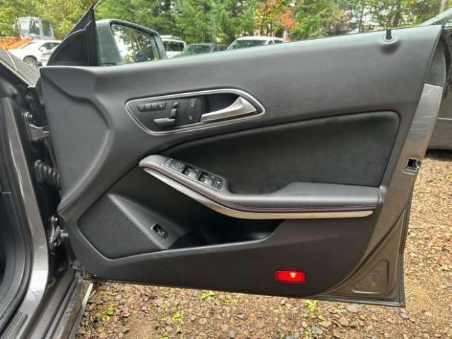 ベンツCLAクラス CLA250 4マチック 4WD　パワステ　パワーウィンドウ　純正ナビ　純正アルミ　ABS　キーレス　ETC　クルーズコントロール　横滑防止装置　シートヒーター　電動シート　バックカメラ　盗難防止装置 正規輸入車 2000