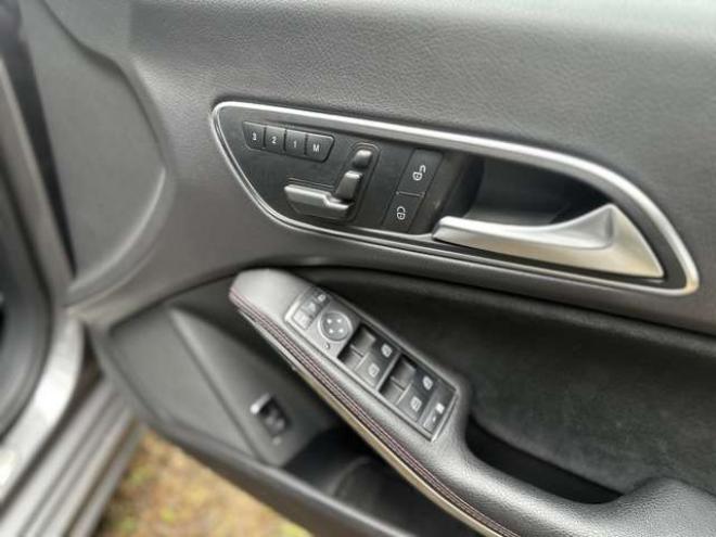 ベンツCLAクラス CLA250 4マチック 4WD　パワステ　パワーウィンドウ　純正ナビ　純正アルミ　ABS　キーレス　ETC　クルーズコントロール　横滑防止装置　シートヒーター　電動シート　バックカメラ　盗難防止装置 正規輸入車 2000