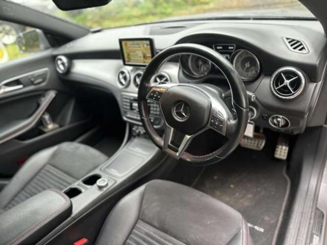 ベンツCLAクラス CLA250 4マチック 4WD　パワステ　パワーウィンドウ　純正ナビ　純正アルミ　ABS　キーレス　ETC　クルーズコントロール　横滑防止装置　シートヒーター　電動シート　バックカメラ　盗難防止装置 正規輸入車 2000