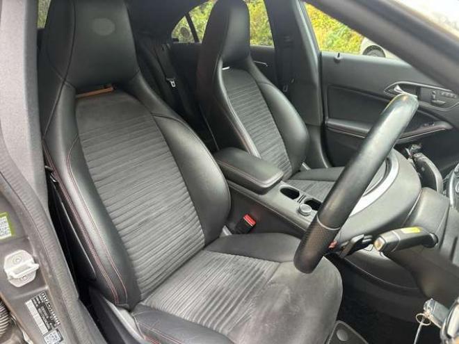 ベンツCLAクラス CLA250 4マチック 4WD　パワステ　パワーウィンドウ　純正ナビ　純正アルミ　ABS　キーレス　ETC　クルーズコントロール　横滑防止装置　シートヒーター　電動シート　バックカメラ　盗難防止装置 正規輸入車 2000
