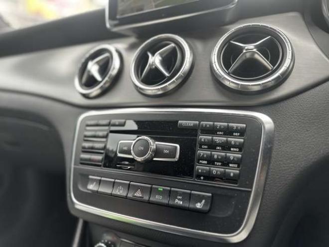 ベンツCLAクラス CLA250 4マチック 4WD　パワステ　パワーウィンドウ　純正ナビ　純正アルミ　ABS　キーレス　ETC　クルーズコントロール　横滑防止装置　シートヒーター　電動シート　バックカメラ　盗難防止装置 正規輸入車 2000