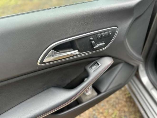ベンツCLAクラス CLA250 4マチック 4WD　パワステ　パワーウィンドウ　純正ナビ　純正アルミ　ABS　キーレス　ETC　クルーズコントロール　横滑防止装置　シートヒーター　電動シート　バックカメラ　盗難防止装置 正規輸入車 2000