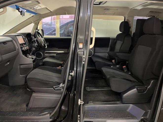 デリカＤ：５　Ｇパワーパッケージ　本州仕入　ワンオーナー　寒冷地仕様　デイトナ１６インチホイール＋ＴＯＹＯオープンカントリーホワイトレター　純正１８ＡＷ＋スタッドレスタイヤ付　新品ＪＡＯＳブラックマッドガード　両側パワースライドドア　アルパインＨＤＤナビ（フルセグ地デジ　ＤＶＤ再生　Ｂｌｕｅｔｏｏｔｈ）＋バックカメラ　アルパイン製リアフリップダウンモニター　リアスポイラー　クルーズコントロール　スマートキー　パドルシフト　横滑り防止装置　盗難防止装置　リアヒーター　ＨＩＤ　ＥＴＣ 4WD 2400 5Dr