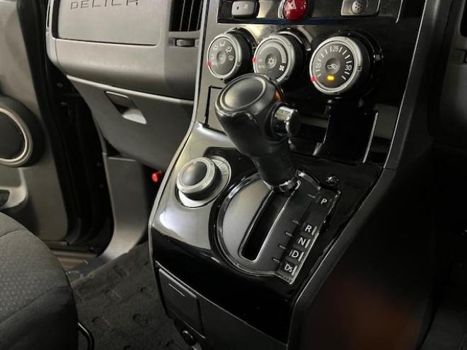 デリカＤ：５　Ｇパワーパッケージ　本州仕入　ワンオーナー　寒冷地仕様　デイトナ１６インチホイール＋ＴＯＹＯオープンカントリーホワイトレター　純正１８ＡＷ＋スタッドレスタイヤ付　新品ＪＡＯＳブラックマッドガード　両側パワースライドドア　アルパインＨＤＤナビ（フルセグ地デジ　ＤＶＤ再生　Ｂｌｕｅｔｏｏｔｈ）＋バックカメラ　アルパイン製リアフリップダウンモニター　リアスポイラー　クルーズコントロール　スマートキー　パドルシフト　横滑り防止装置　盗難防止装置　リアヒーター　ＨＩＤ　ＥＴＣ 4WD 2400 5Dr