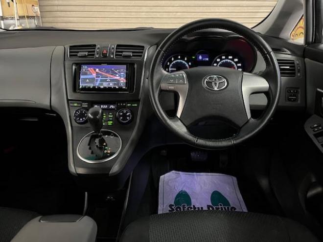 マークXジオ２４０　エアリエル　寒冷地仕様　禁煙車　ＷＡＫＯＳバリアスコーティング済　社外１７インチＡＷ　純正１６ＡＷ＋スタッドレスタイヤ付　ケンウッドナビ（フルセグ地デジ　ＤＶＤ再生　Ｂｌｕｅｔｏｏｔｈ）　ＰＵＳＨスタート　スマートキー　フロントガラス熱線　横滑り防止装置　タイミングチェーン車　ＨＩＤヘッドライト 4WD 2400 5Dr