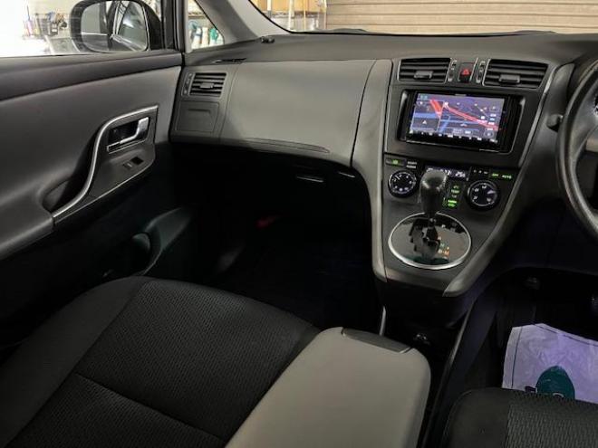 マークXジオ２４０　エアリエル　寒冷地仕様　禁煙車　ＷＡＫＯＳバリアスコーティング済　社外１７インチＡＷ　純正１６ＡＷ＋スタッドレスタイヤ付　ケンウッドナビ（フルセグ地デジ　ＤＶＤ再生　Ｂｌｕｅｔｏｏｔｈ）　ＰＵＳＨスタート　スマートキー　フロントガラス熱線　横滑り防止装置　タイミングチェーン車　ＨＩＤヘッドライト 4WD 2400 5Dr