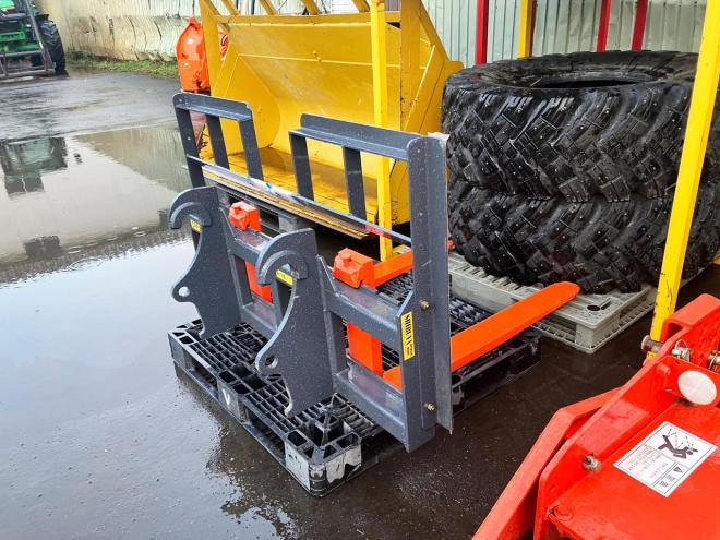 アタッチメントシブヤ製　コマツWA40～WA50用　中古パレットフォーク　K-att