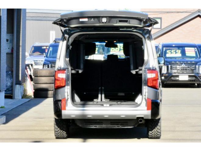 デリカD;5　４WD　本州仕入　アイガーグレーメタリック　社外アルミ　ジオランダー１６インチＭ／Ｔタイヤ　フロントガード　純正ナビ　両側電動スライドドア　パワーバックドア