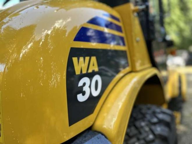 ホイールローダコマツ　WA30-6E0　18h 除雪仕様　純正キャビン　ヒーター　デフロスタ　純正AM/FMラジオ　FRワイパー　LED作業灯　スパイクタイヤ 2WD 1640