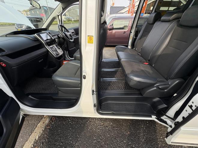 ヴォクシーVOXY 4WD ZS煌Ⅲ本州仕入　お洒落なスマートキー（スペアーアリ）　両側パワースライドドア　レザーハーフシート　8人乗　ビルトインETC　フルセグナビ　バックカメラ　オーバーヘットコンソール　純正アルミ　フォグランプ　スタットレスホイル付　全磨き済　　エンジンオイル交換CVTオイル交換 4WD 2000 5Dr