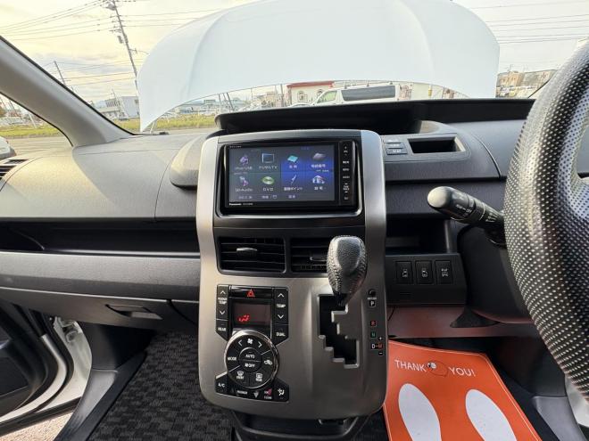 ヴォクシーVOXY 4WD ZS煌Ⅲ本州仕入　お洒落なスマートキー（スペアーアリ）　両側パワースライドドア　レザーハーフシート　8人乗　ビルトインETC　フルセグナビ　バックカメラ　オーバーヘットコンソール　純正アルミ　フォグランプ　スタットレスホイル付　全磨き済　　エンジンオイル交換CVTオイル交換 4WD 2000 5Dr