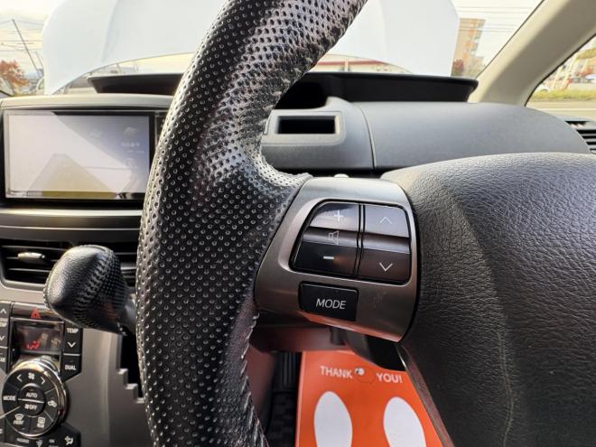 ヴォクシーVOXY 4WD ZS煌Ⅲ本州仕入　お洒落なスマートキー（スペアーアリ）　両側パワースライドドア　レザーハーフシート　8人乗　ビルトインETC　フルセグナビ　バックカメラ　オーバーヘットコンソール　純正アルミ　フォグランプ　スタットレスホイル付　全磨き済　　エンジンオイル交換CVTオイル交換 4WD 2000 5Dr