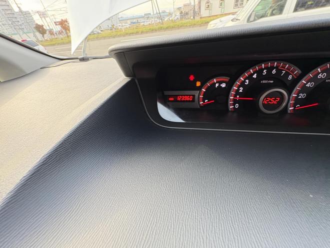 ヴォクシーVOXY 4WD ZS煌Ⅲ本州仕入　お洒落なスマートキー（スペアーアリ）　両側パワースライドドア　レザーハーフシート　8人乗　ビルトインETC　フルセグナビ　バックカメラ　オーバーヘットコンソール　純正アルミ　フォグランプ　スタットレスホイル付　全磨き済　　エンジンオイル交換CVTオイル交換 4WD 2000 5Dr