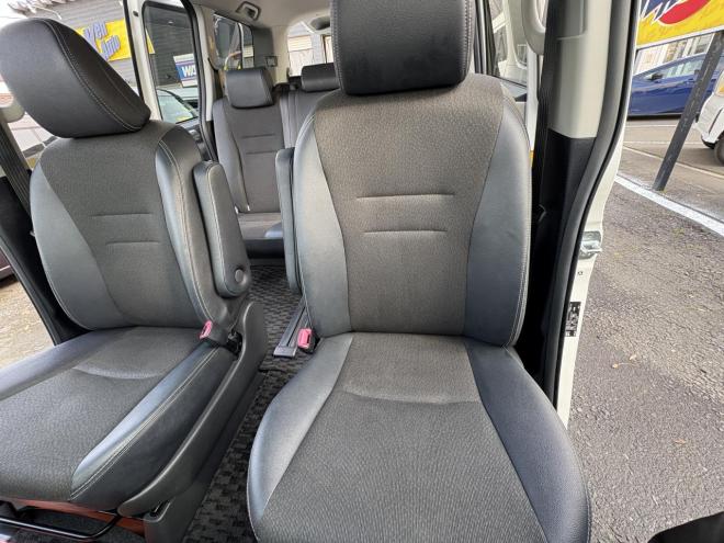 ヴォクシーVOXY 4WD ZS煌Ⅲ本州仕入　お洒落なスマートキー（スペアーアリ）　両側パワースライドドア　レザーハーフシート　8人乗　ビルトインETC　フルセグナビ　バックカメラ　オーバーヘットコンソール　純正アルミ　フォグランプ　スタットレスホイル付　全磨き済　　エンジンオイル交換CVTオイル交換 4WD 2000 5Dr