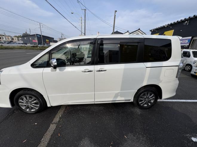 ヴォクシーVOXY 4WD ZS煌Ⅲ本州仕入　お洒落なスマートキー（スペアーアリ）　両側パワースライドドア　レザーハーフシート　8人乗　ビルトインETC　フルセグナビ　バックカメラ　オーバーヘットコンソール　純正アルミ　フォグランプ　スタットレスホイル付　全磨き済　　エンジンオイル交換CVTオイル交換 4WD 2000 5Dr