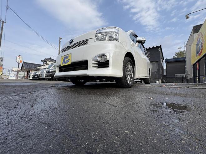 ヴォクシーVOXY 4WD ZS煌Ⅲ本州仕入　お洒落なスマートキー（スペアーアリ）　両側パワースライドドア　レザーハーフシート　8人乗　ビルトインETC　フルセグナビ　バックカメラ　オーバーヘットコンソール　純正アルミ　フォグランプ　スタットレスホイル付　全磨き済　　エンジンオイル交換CVTオイル交換 4WD 2000 5Dr