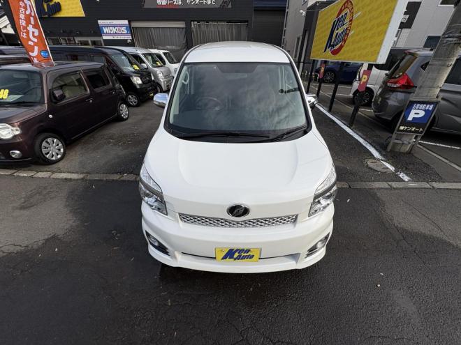 ヴォクシーVOXY 4WD ZS煌Ⅲ本州仕入　お洒落なスマートキー（スペアーアリ）　両側パワースライドドア　レザーハーフシート　8人乗　ビルトインETC　フルセグナビ　バックカメラ　オーバーヘットコンソール　純正アルミ　フォグランプ　スタットレスホイル付　全磨き済　　エンジンオイル交換CVTオイル交換 4WD 2000 5Dr