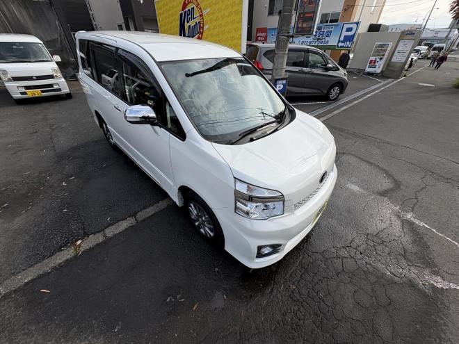 ヴォクシーVOXY 4WD ZS煌Ⅲ本州仕入　お洒落なスマートキー（スペアーアリ）　両側パワースライドドア　レザーハーフシート　8人乗　ビルトインETC　フルセグナビ　バックカメラ　オーバーヘットコンソール　純正アルミ　フォグランプ　スタットレスホイル付　全磨き済　　エンジンオイル交換CVTオイル交換 4WD 2000 5Dr