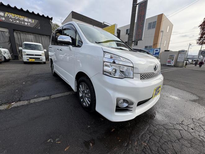 ヴォクシーVOXY 4WD ZS煌Ⅲ本州仕入　お洒落なスマートキー（スペアーアリ）　両側パワースライドドア　レザーハーフシート　8人乗　ビルトインETC　フルセグナビ　バックカメラ　オーバーヘットコンソール　純正アルミ　フォグランプ　スタットレスホイル付　全磨き済　　エンジンオイル交換CVTオイル交換 4WD 2000 5Dr