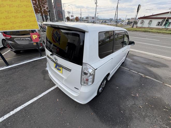 ヴォクシーVOXY 4WD ZS煌Ⅲ本州仕入　お洒落なスマートキー（スペアーアリ）　両側パワースライドドア　レザーハーフシート　8人乗　ビルトインETC　フルセグナビ　バックカメラ　オーバーヘットコンソール　純正アルミ　フォグランプ　スタットレスホイル付　全磨き済　　エンジンオイル交換CVTオイル交換 4WD 2000 5Dr