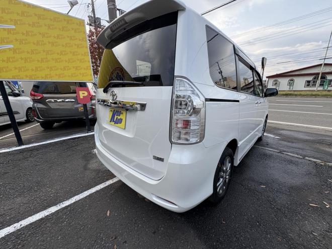 ヴォクシーVOXY 4WD ZS煌Ⅲ本州仕入　お洒落なスマートキー（スペアーアリ）　両側パワースライドドア　レザーハーフシート　8人乗　ビルトインETC　フルセグナビ　バックカメラ　オーバーヘットコンソール　純正アルミ　フォグランプ　スタットレスホイル付　全磨き済　　エンジンオイル交換CVTオイル交換 4WD 2000 5Dr