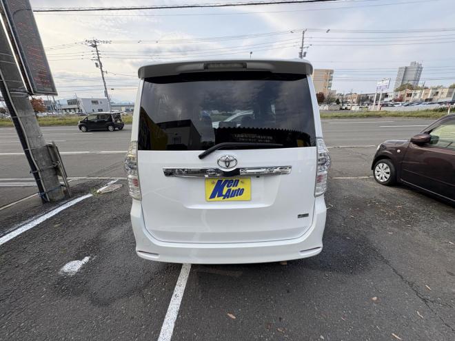 ヴォクシーVOXY 4WD ZS煌Ⅲ本州仕入　お洒落なスマートキー（スペアーアリ）　両側パワースライドドア　レザーハーフシート　8人乗　ビルトインETC　フルセグナビ　バックカメラ　オーバーヘットコンソール　純正アルミ　フォグランプ　スタットレスホイル付　全磨き済　　エンジンオイル交換CVTオイル交換 4WD 2000 5Dr