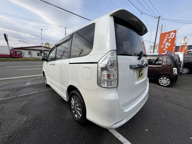 ヴォクシーVOXY 4WD ZS煌Ⅲ本州仕入　お洒落なスマートキー（スペアーアリ）　両側パワースライドドア　レザーハーフシート　8人乗　ビルトインETC　フルセグナビ　バックカメラ　オーバーヘットコンソール　純正アルミ　フォグランプ　スタットレスホイル付　全磨き済　　エンジンオイル交換CVTオイル交換 4WD 2000 5Dr