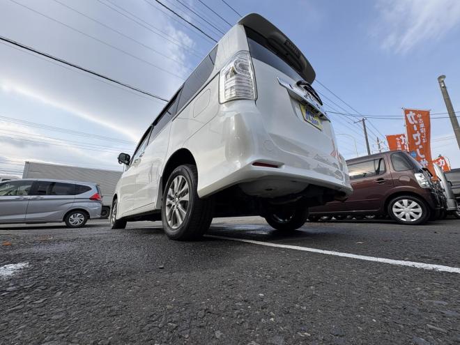 ヴォクシーVOXY 4WD ZS煌Ⅲ本州仕入　お洒落なスマートキー（スペアーアリ）　両側パワースライドドア　レザーハーフシート　8人乗　ビルトインETC　フルセグナビ　バックカメラ　オーバーヘットコンソール　純正アルミ　フォグランプ　スタットレスホイル付　全磨き済　　エンジンオイル交換CVTオイル交換 4WD 2000 5Dr