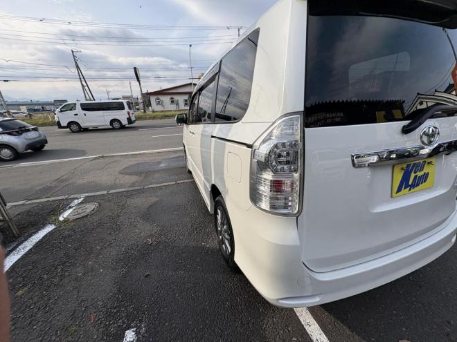 ヴォクシーVOXY 4WD ZS煌Ⅲ本州仕入　お洒落なスマートキー（スペアーアリ）　両側パワースライドドア　レザーハーフシート　8人乗　ビルトインETC　フルセグナビ　バックカメラ　オーバーヘットコンソール　純正アルミ　フォグランプ　スタットレスホイル付　全磨き済　　エンジンオイル交換CVTオイル交換 4WD 2000 5Dr