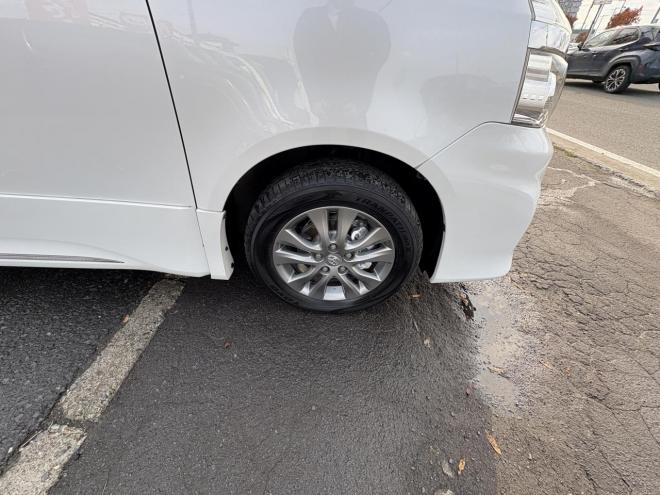 ヴォクシーVOXY 4WD ZS煌Ⅲ本州仕入　お洒落なスマートキー（スペアーアリ）　両側パワースライドドア　レザーハーフシート　8人乗　ビルトインETC　フルセグナビ　バックカメラ　オーバーヘットコンソール　純正アルミ　フォグランプ　スタットレスホイル付　全磨き済　　エンジンオイル交換CVTオイル交換 4WD 2000 5Dr