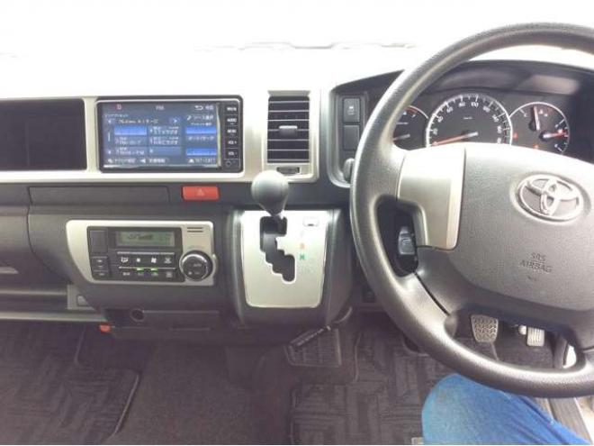 ハイエース2.7 グランドキャビン 4WD　片側パワースライドドア　前後ドライブレコーダー　リアヒーター&クーラー　キーレス　横滑り防止　純正ナビ　ワンセグTV　Bluetooth　CD　FM/AM　ETC　15インチAW　電動格納ミラー　バックカメラ 2700