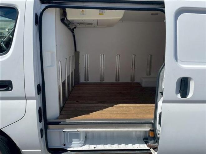 キャラバン3.0 DX ロングボディ ディーゼルターボ 4WD　冷蔵冷凍4WD 3000