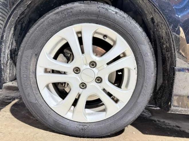 フィットシャトルハイブリッド1.3　下廻防錆TVナビBカメETC夏冬タイヤ 2WD 1300