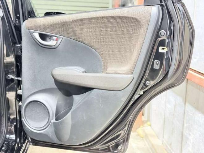 フィットシャトルハイブリッド1.3　下廻防錆TVナビBカメETC夏冬タイヤ 2WD 1300