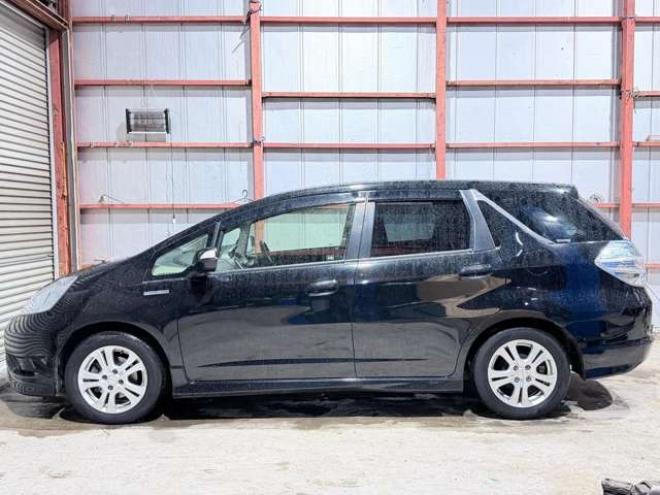 フィットシャトルハイブリッド1.3　下廻防錆TVナビBカメETC夏冬タイヤ 2WD 1300