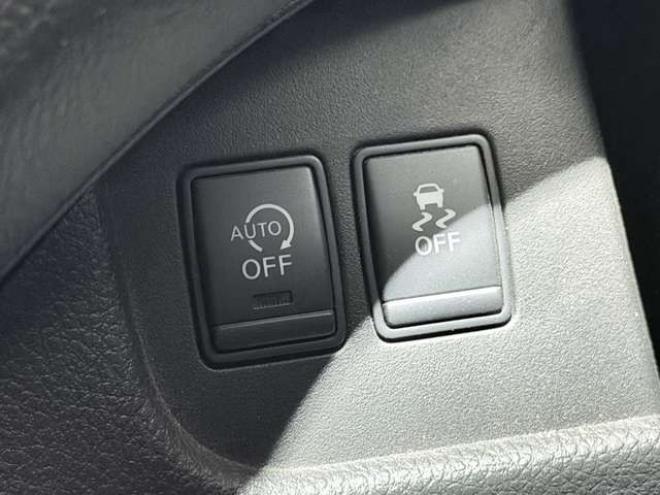 セレナ2.0 ハイウェイスター 4WD　下廻防錆TVナビBカメ後席モニタ 2000