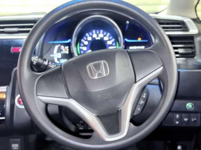 フィット1.5 ハイブリッド Fパッケージ 4WD　下廻防錆4WDTVナビBカメ 1500