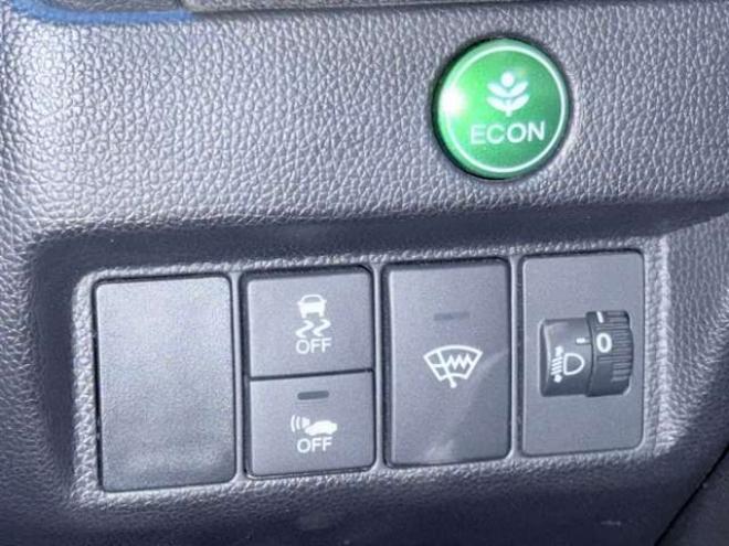 フィット1.5 ハイブリッド Fパッケージ 4WD　下廻防錆4WDTVナビBカメ 1500