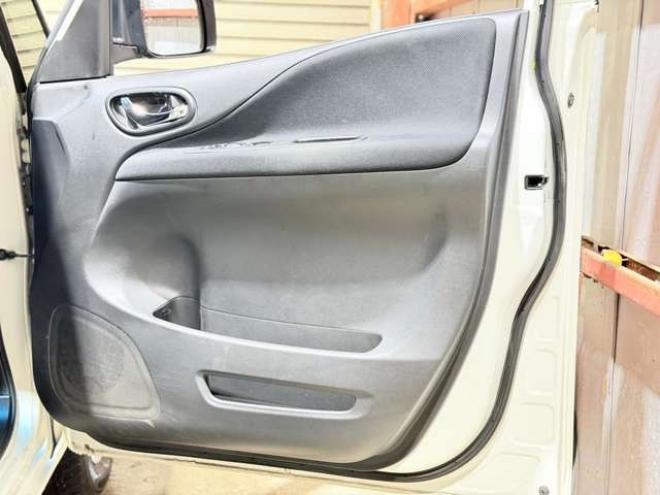 セレナ2.0 20X 4WD　下廻防錆TVナビBカメETC夏冬タイヤ 2000